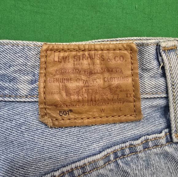 Levi's  501 Women Distressed Denim Shorts Waist 28 - Picture 5 of 8